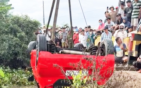 Trục vớt ô tô lật ngửa dưới kênh nước ở Long An, tài xế chết trong xe