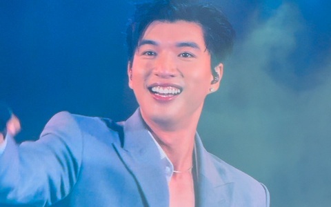 HIEUTHUHAI tháo nhẫn, quỳ gối cầu hôn fan