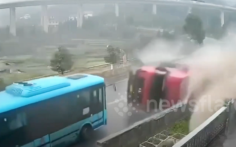 Xe tải lật ngang, trượt dài rồi tông xe buýt làm 15 người bị thương ở Trung Quốc