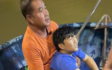 Tài xế ô tô say xỉn tông nhiều xe máy ở La Gi, một người văng khỏi thành cầu, rơi xuống sông