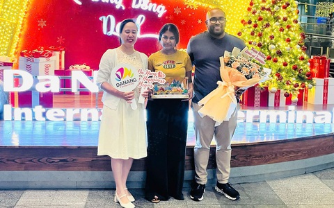 Đến Đà Nẵng cưới, cặp đôi Malaysia bất ngờ được chào đón tại sân bay