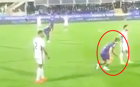 Giây phút cầu thủ Fiorentina đổ gục trên sân, trận đấu ở Giải vô địch Ý tạm dừng