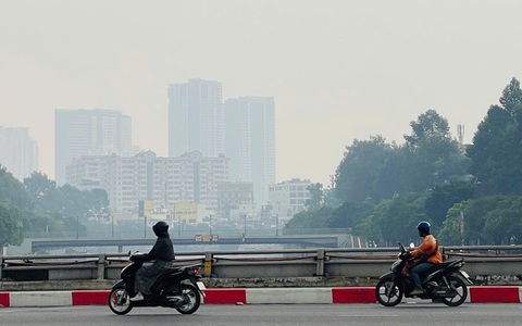 Thời tiết TP.HCM mờ mịt: Ô nhiễm hay chuyển mưa?