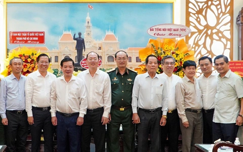Đoàn đại biểu Thành ủy, UBND, HĐND, MTTQ TP.HCM thăm, chúc mừng Bộ Tư lệnh TP