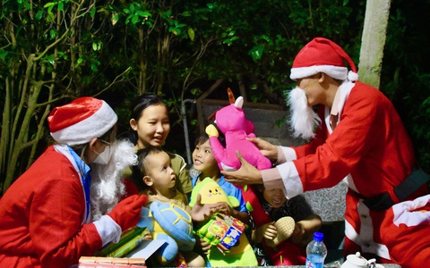 Ông già Noel 'cưỡi xe máy' chạy khắp Phú Yên mang quà cho trẻ thơ nghèo