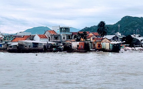 Sóng biển Nha Trang đánh dữ dội sạt lở cồn Nhất Trí, dân lo sợ đề nghị thành phố làm kè