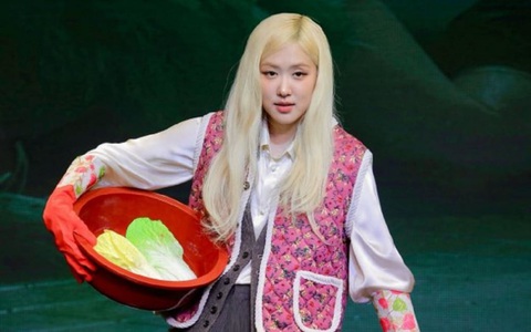 Rosé gây cười với giao diện ‘bà ngoại’ ký tặng fan