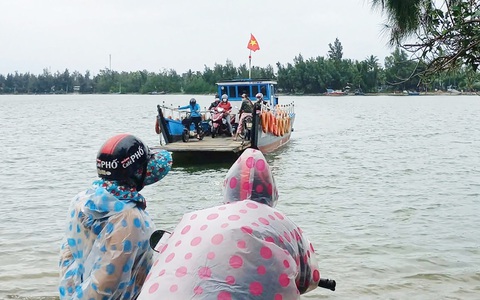 Chìm phà chở 14 người trên sông ở Quảng Nam