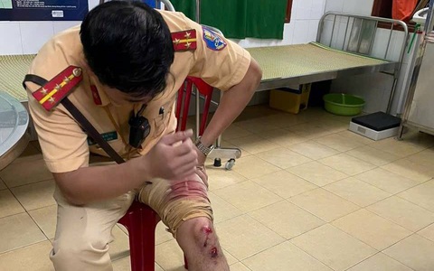 Cảnh sát tóe máu truy đuổi, bắt thanh niên mang ma túy tông xe vào tổ tuần tra