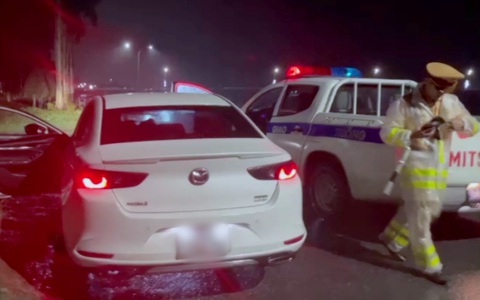 Nam thanh niên lái ô tô mang ma túy tăng tốc bỏ chạy, tông vào xe tuần tra