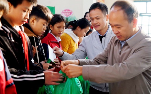 Trao học bổng ‘Ngăn dòng bỏ học’ và hỗ trợ con giống cho người dân tỉnh Bắc Giang