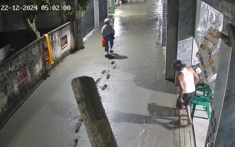 Cô gái để lại trăm dấu chân trên đường bê tông vừa đổ
