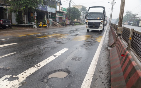 Quốc lộ 1 chi chít 'ổ gà', xe phải né lách, lấn làn rất nguy hiểm