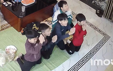 Cổ động viên nhí chắp tay cầu nguyện khi Tiến Linh sút penalty