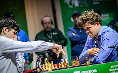 Vua cờ Magnus Carlsen bị loại khỏi Giải vô địch thế giới do… mặc quần jeans