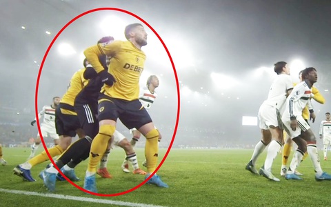 Fan Man Utd bị ám ảnh bởi… phạt góc