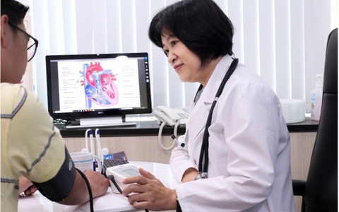 Thảo dược và bấm huyệt hỗ trợ chữa viêm họng, tránh biến chứng