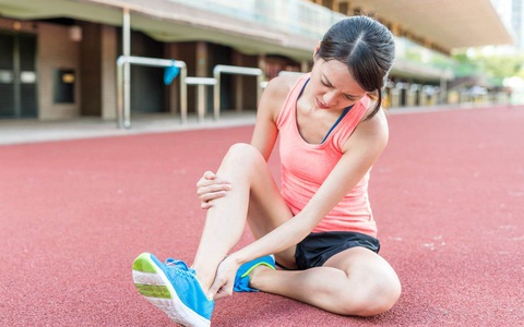 Bị bong gân cổ chân, có nên xoa dầu, bóp rượu?