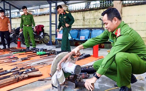 Công an Quảng Ngãi tiêu hủy vũ khí do người dân giao nộp