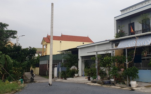Cột đèn ngay giữa tim đường cả năm sao không ai thấy bất thường?