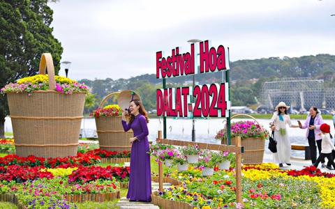 Đón khách dịp festival hoa, Đà Lạt mở thêm bãi đậu xe tạm ở các sân trường học