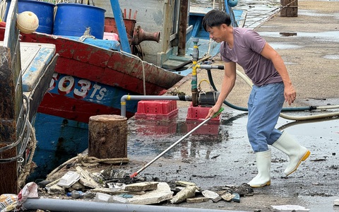 Cảng cá ô nhiễm, sông Bài Ca chẳng khác nào bãi rác