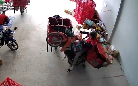Shipper gặp tai nạn khó đỡ khi xe máy bốc đầu trong nhà