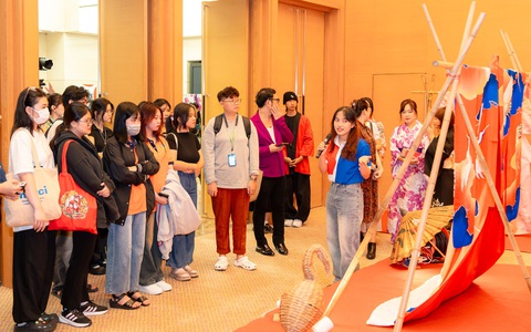 Rộn ràng ngắm, thử kimono