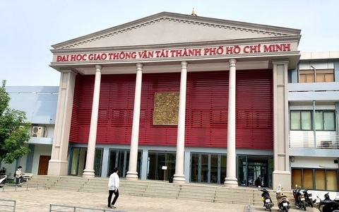 Sinh viên bức xúc vì IELTS 7.5 vẫn phải đóng tiền học tiếng Anh tại trường