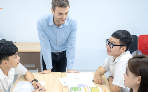 IELTS 7.5 vẫn học lại tiếng Anh ở trường: Cần thiết hay lãng phí?