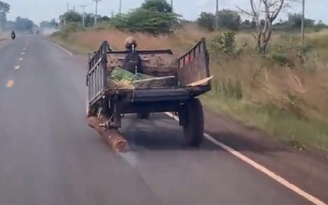 Máy cày mất bánh vẫn chạy băng băng trên đường