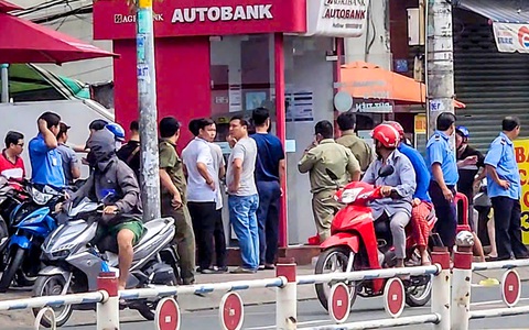 Bắt giữ thanh niên dùng xà beng đập trụ ATM ở quận Bình Tân