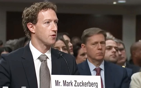 Tỉ phú Facebook Mark Zuckerberg xin lỗi phụ huynh có con chết hoặc quấy rối trên mạng xã hội