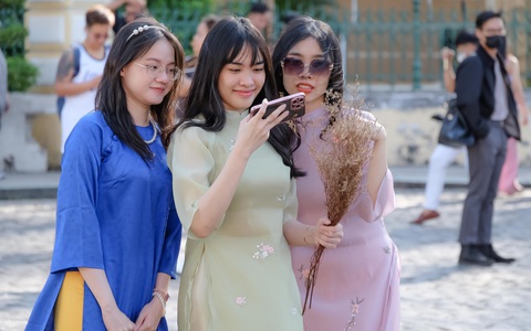 Đi cà phê bệt gần nhà thờ Đức Bà, dạo Đường sách ngày mùng 2 Tết