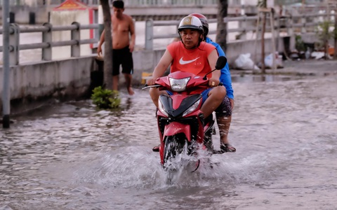 Triều cường đạt đỉnh, người dân TP.HCM bì bõm dắt xe ngày mùng 3 Tết