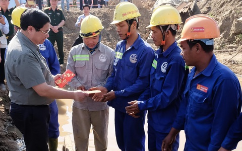 Thủ tướng chúc Tết, lì xì công nhân trên đại công trường đường vành đai 3 TP.HCM