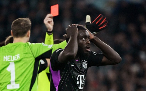 Bị thẻ đỏ gây tranh cãi, Bayern Munich thua Lazio ở Champions League