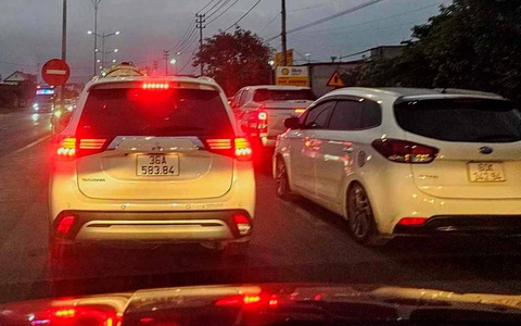 Dồn dập đổ vào Nam sau Tết, hàng ngàn xe nhích từng chút đoạn qua Quảng Bình