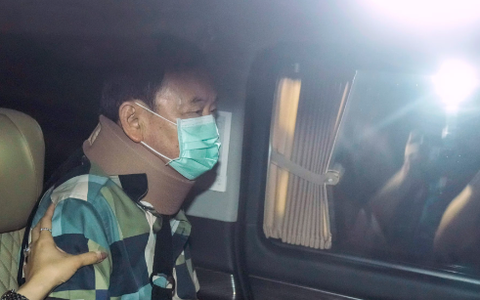 Cựu thủ tướng Thái Lan Thaksin rời bệnh viện, nơi ông bị giam giữ để về nhà