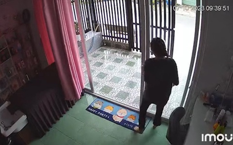 Tiệm gội đầu bất ổn với cửa kính cường lực trong suốt