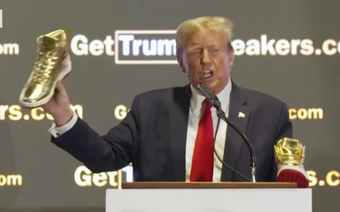Bị phạt 355 triệu USD, ông Trump liền ra mắt mẫu giày 'Không bao giờ đầu hàng'