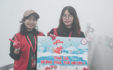 Người tuyên truyền, người khác lại thả túi ni lông xuống sông