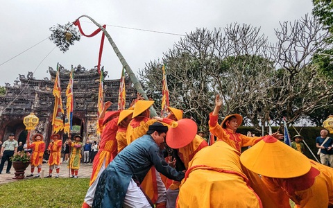 Hoàng cung Huế dựng nêu đón Tết Nguyên đán
