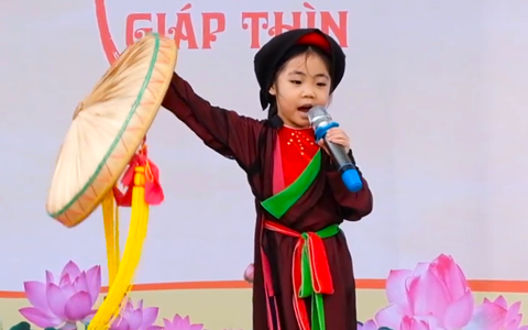 Bé gái 5 tuổi hát quan họ gây sốt ở Hội Lim