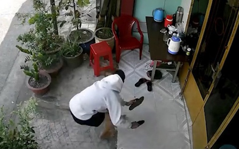 Hai thanh niên đi xe máy trộm dép bị chủ nhà rượt chạy trối chết