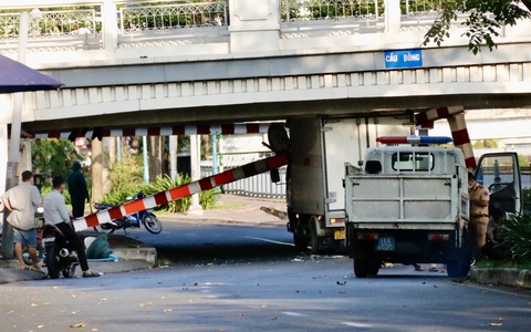 Xe tải tông sập khung giới hạn chiều cao, nằm kẹt dưới gầm cầu Bông