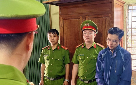 Làm giả hơn 500 kính chắn gió xe ô tô, 5 người bị bắt