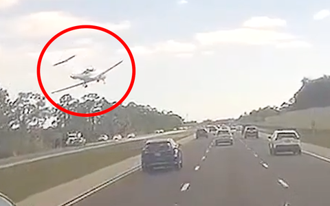 Camera ghi hình máy bay lao xuống cao tốc, va vào ô tô rồi cháy nổ ở Mỹ