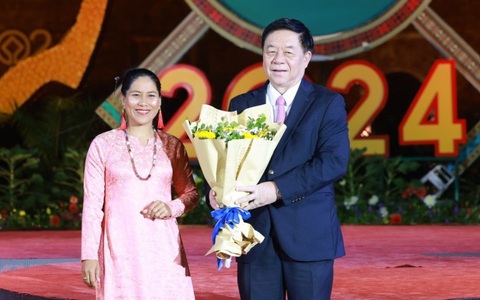 Đội mưa nghe đọc thơ ở Hoàng thành Thăng Long đêm rằm tháng giêng