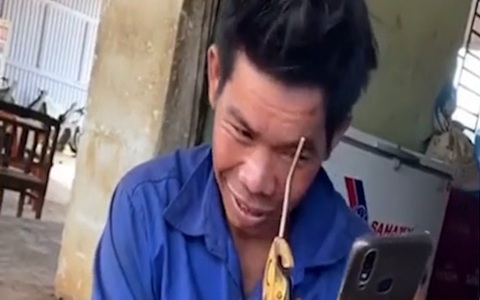 Thợ sửa xe dùng súng xịt hơi tạo kiểu tóc